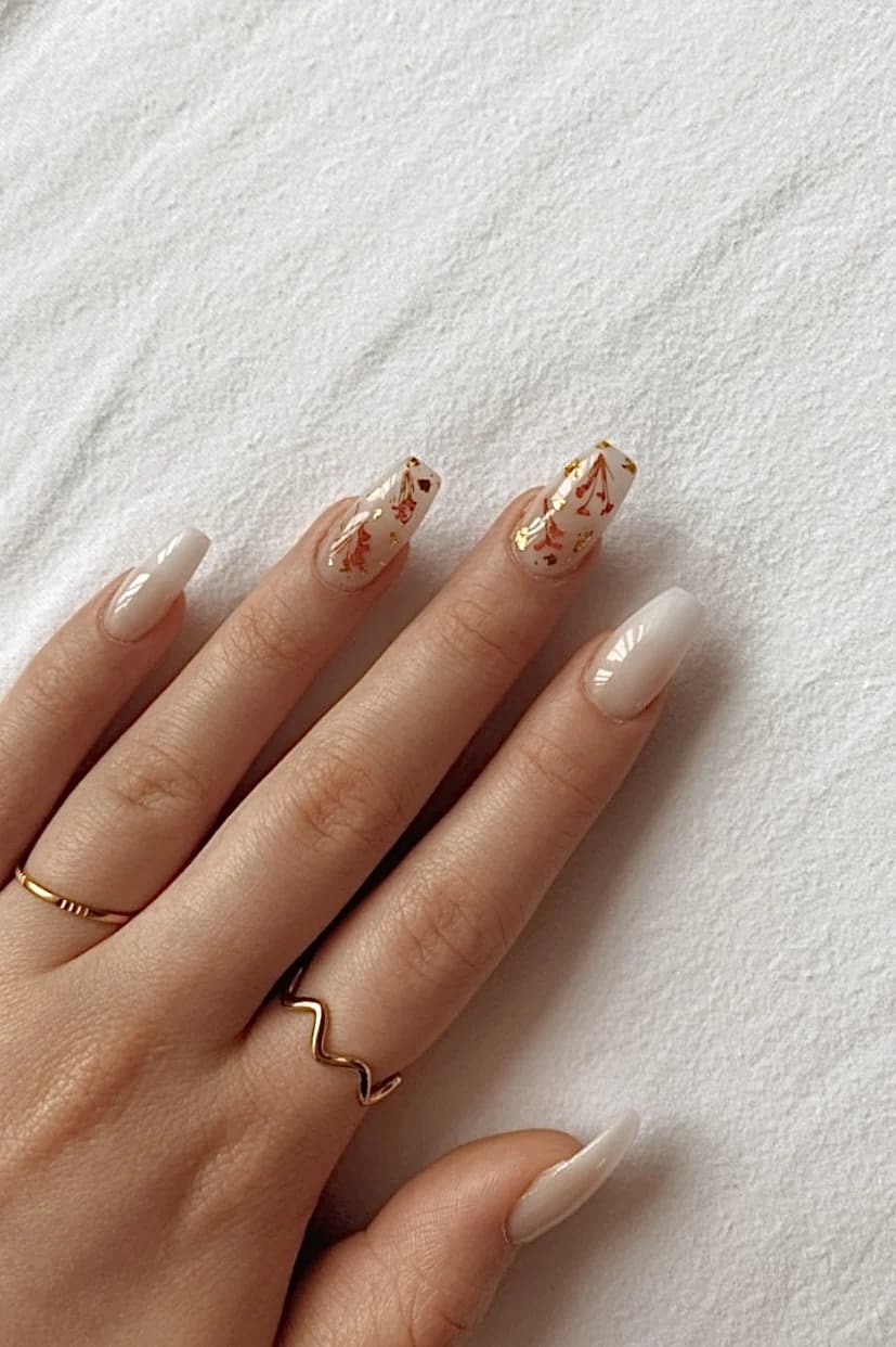 Nude nagelset met fijne gold-leaf art