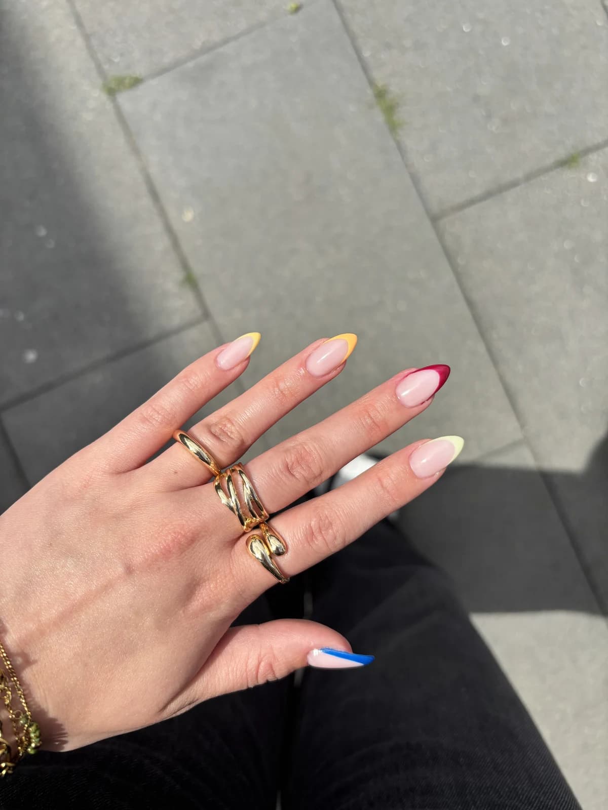 Witte amandelnagels op donkere achtergrond