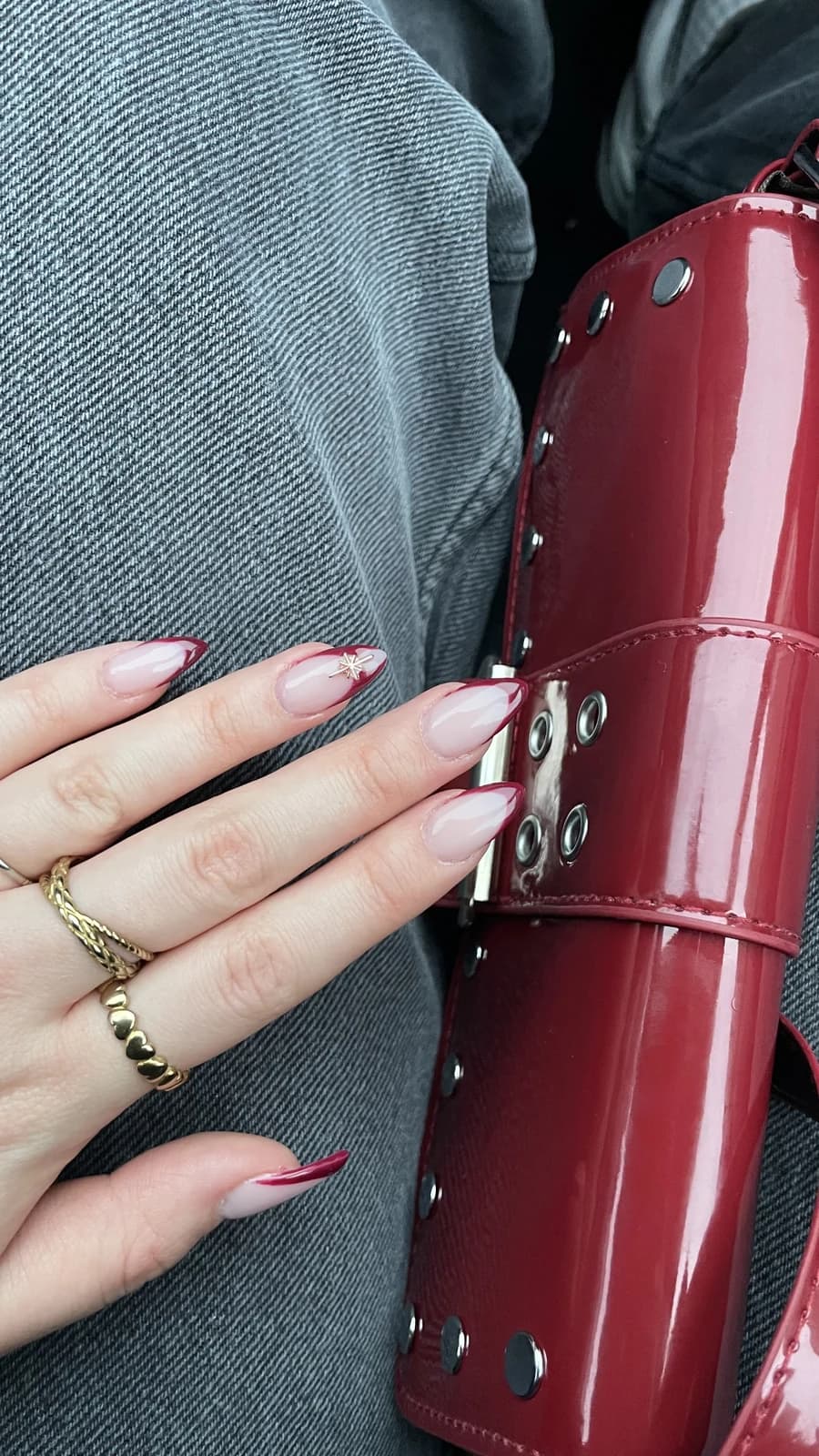 Nude French nagels met rode tas